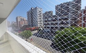 BEIRA MAR II dorm ap207 - TUPI - 15 metros da praia - 2 dormitórios com VARANDA - WI FI e acomoda até 8 pessoas - ESTACIONAMENTO Gratuito